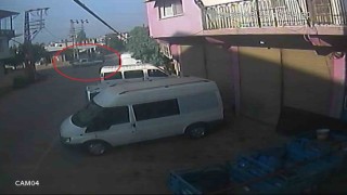 Otomobillerin çarpıştığı kazada 2 kişi yaralandı o anlar kamerada