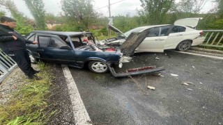 Otomobillerinin kafa kafaya çarpıştığı kazada 4 kişi yaralandı