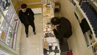Oyaladığı kuyumcudan altınları çaldı, kaçamadan yakalandı