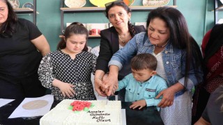 Özel çocuklar, anneleriyle birlikte çamuru sanata dönüştü