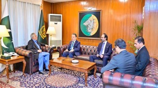 Pakistan Dışişleri Bakanı Dar, Büyükelçi Neziroğlunu kabul etti