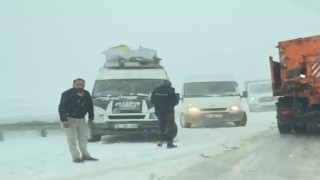 Palandöken Geçidi baharda da geçit vermedi, sürücülerin imdadına ekipler yetişti