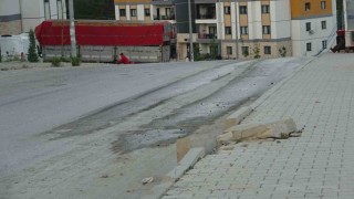 Paletli kepçeyi asfalta zarar vererek önlem almadan yürüten firmaya vatandaşlardan tepki