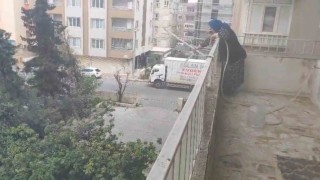 Park halinde alev alan aracı yaşlı kadın balkondan söndürmeye çalıştı