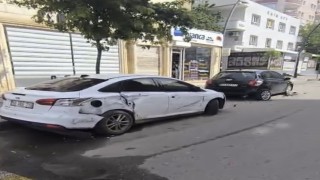 Park halindeki 5 otomobile çarpan sürücü aracını bırakarak kayıplara karıştı