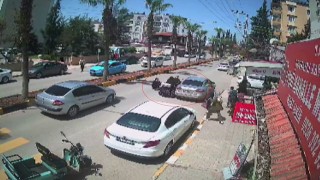 Park halindeki araca çarparak mopedden yere savrulan biri çocuk 2 kişi, sürücünün dikkatiyle ezilmekten kurtuldu