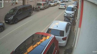 Park halindeki araca çarpıp kaçtı: O anlar kameraya böyle yansıdı