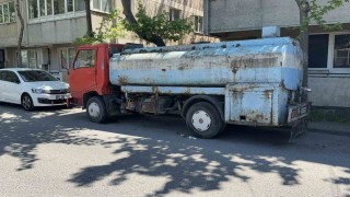 Park halindeki su tankerine çarpan scooter sürücüsü yaralandı