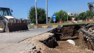 Patlayan ana su borusu yolları göle çevirdi, iş yerleri sular altında kaldı