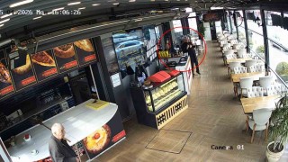 Pendikte soluk borusuna ekmek kaçan müşteri heimlich manevrasıyla kurtarıldı