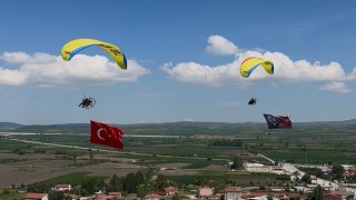 Pilotlar gökyüzünde Türk bayrağı açarak 19 Mayıs Atatürkü Anma Gençlik ve Spor Bayramını kutladı