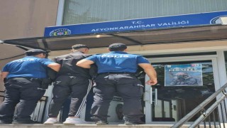 Polis, bıçaklı saldırganı kıskıvrak yakaladı