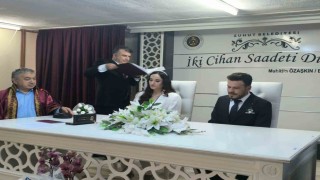 Polis çift, nikaha süsledikleri ekip otosuyla geldi