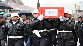 Polis memuru kalbine yenik düştü