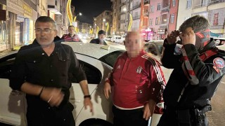 Polisin yağmur altında alkollü sürücü ve arkadaşı ile imtihanı kamerada