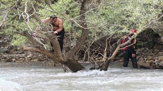Pülümür Çayında mahsur kalan şahsı jandarma kurtardı