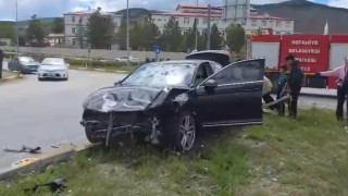 Refahiyede iki otomobil çarpıştı: 6 yaralı