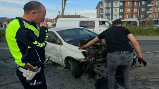 Refüje ve ağaçlara çarpan otomobilin motoru koptu