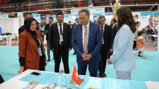 Rektör Akpolat, İpek Yolu Kariyer Fuarındaki stantları ziyaret etti