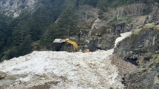Rizede yayla yollarında kar temizleme çalışmaları sürüyor