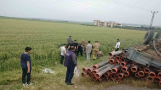 Römork devrildi, 4 kişi tarlaya uçtu