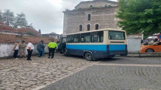 Safranboluda freni boşalan dolmuş tarihi çarşıda dehşet saçtı