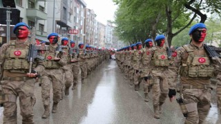 Sağanak altında gençlik yürüyüşü