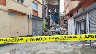 Sağanak ve deprem sonrası metruk binanın bir kısmı yıkıldı
