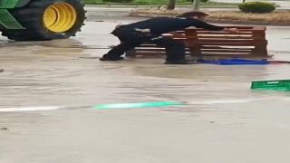 Sağanak yağmur altında görev başında: Polis memurunun mücadelesi kamerada