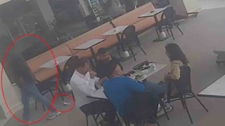 Sahilde aradığı parasını kafede düşüren vatandaşın o anları kameraya yansıdı