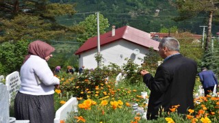 Sakaryada arefe günü mezarlıklarda duygu dolu ziyaret