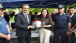 Salihlide motosiklet sürücülerine kask dağıtıldı