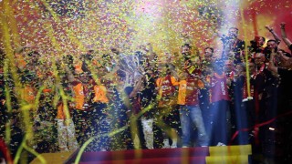Şampiyon Galatasaray kupasını aldı