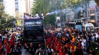 Şampiyon Galatasaray üstü açık otobüsle şehir turu attı