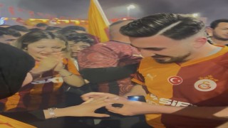 Şampiyonluk kutlamalarında evlilik teklifi sürprizi