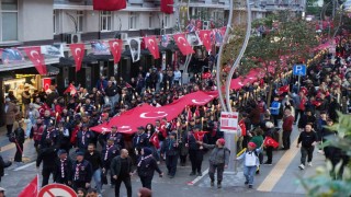 Samsunda 1919 metrelik dev bayrakla coşkulu Fener Alayı ve Gençlik Haftası yürüyüşü
