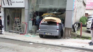 Samsunda terzi dükkanına otomobil girdi