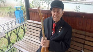 Sanatın çınarı elinde curasıyla gençlere türküleri sevdiriyor