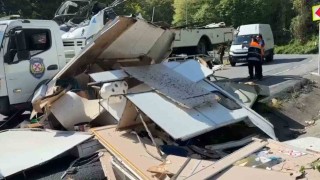 Sarıyerde bariyerlere çarpan karavan paramparça oldu, sürücü hayatını kaybetti