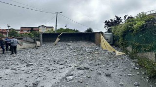 Sarıyerde moloz yüklü kamyon geri kayarak devrildi, sürücü yaralandı