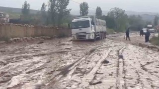 Sel suları iki ilçeyi birbirine bağlayan yolda ulaşımı aksattı