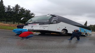 Selçukta rampayı çıkamayan tur otobüsü şarampole kaydı