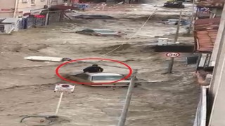 Selde can pazarı: Sel sularına kapılan aracın üzerinde hayata tutundu