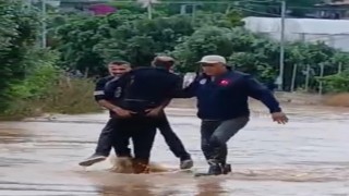 Sele kapılan şahsı mahalle sakinleri kurtardı