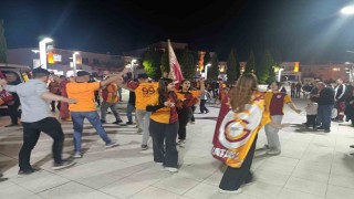 Selendi sarı-kırmızı renklere büründü