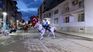 Selendide cirit atlı fener alayı