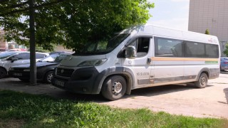 Servis aracının çarptığı yaşlı adam yaralandı