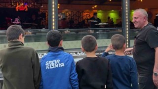 Sevgi evlerinde kalan çocuklar mangal başında