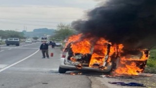 Seyir halindeki araç alevlere teslim oldu