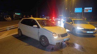 Seyir halindeki otomobil bariyerlere çarptı: 2 yaralı